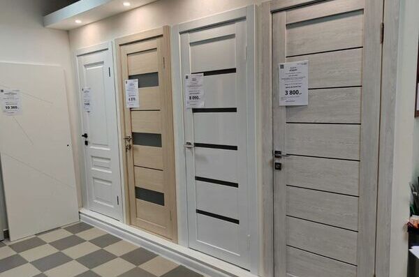 Выставка межкомнатных дверей в магазине в Краснодаре